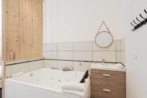 Phòng tắm tại LES BULLES DE MONA - Luna - Spa - Clim