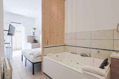 LES BULLES DE MONA - Luna - Spa - Clim