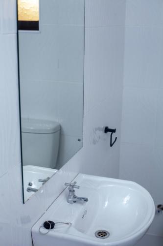 Ένα μπάνιο στο MTM Apartments
