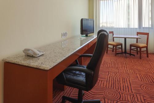 TV o dispositivi per l'intrattenimento presso Holiday Inn Puebla Finsa by IHG