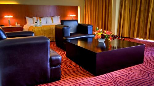 Area soggiorno di Holiday Inn Puebla Finsa by IHG