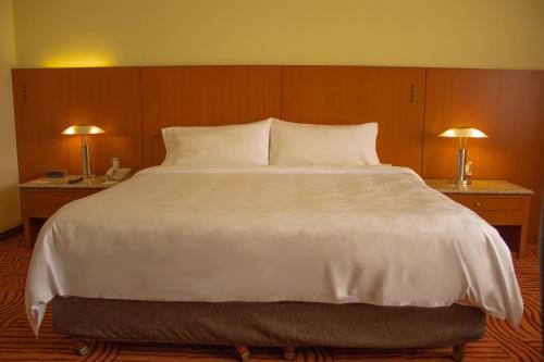 Letto o letti in una camera di Holiday Inn Puebla Finsa by IHG