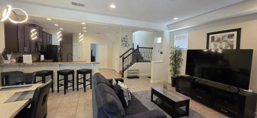 Spacious & Cozy Home- Near all Disney Parks photo 7