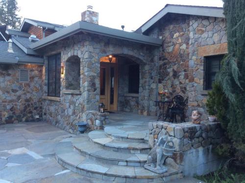 Fotografie z fotogalerie ubytování Glen Ellen Stone Retreat - Family Friendly Home - Walk to Town v destinaci Glen Ellen