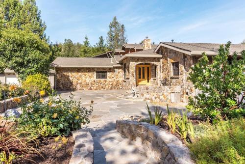 Fotografie z fotogalerie ubytování Glen Ellen Stone Retreat - Family Friendly Home - Walk to Town v destinaci Glen Ellen
