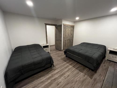 バルマウントにあるElk Horn Cabin Rentalの部屋にベッドが2つある寝室