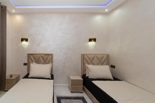 Ένα ή περισσότερα κρεβάτια σε δωμάτιο στο Superbe Appart 3 pièces Moderne, Confort avec vue panoramique sur Marrakech plein centre à 7 min a pied de Gueliz