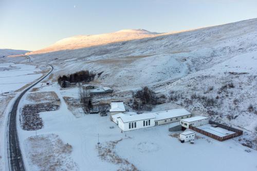 an aerial view of a house in the snow at Hotel Studlagil in Skjöldólfsstaðir