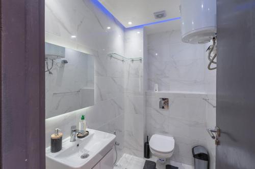 Ένα μπάνιο στο Superbe Appart 3 pièces Moderne, Confort avec vue panoramique sur Marrakech plein centre à 7 min a pied de Gueliz