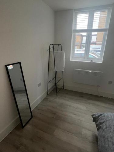 Ένα ή περισσότερα κρεβάτια σε δωμάτιο στο Modern Studio Near Heathrow, Tube and Hounslow High Street