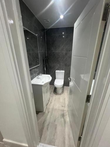 Ένα μπάνιο στο Modern Studio Near Heathrow, Tube and Hounslow High Street