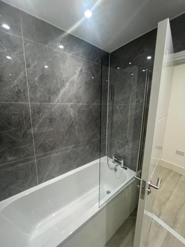 Ένα μπάνιο στο Modern Studio Near Heathrow, Tube and Hounslow High Street