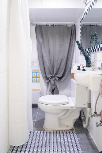 a bathroom with a toilet and a sink at 스타폴스테이 in Seoul
