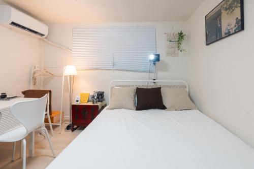 a bedroom with a bed and a desk and a chair at 스타폴스테이 in Seoul