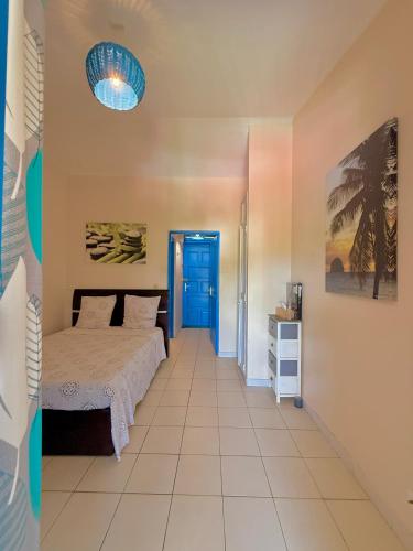 coquet studio équipé à 25 mètre de la plage