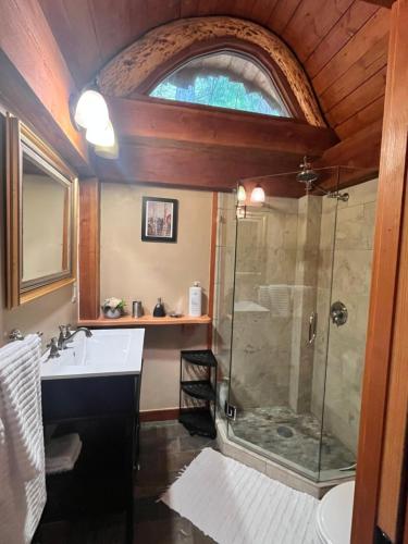 ein Badezimmer mit Dusche und Waschbecken in der Unterkunft Malahat Fairyland Cottage in Malahat