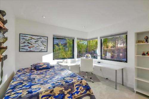 una camera da letto con un letto, una scrivania e finestre di KBM Resorts Long Term Lease 4 Bed3 Bath Luxury Home Pool BBQ Fitness Center LDD-32 a Orinda