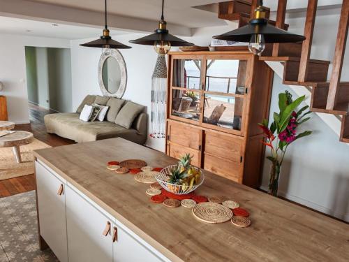 una cocina con una mesa con tazones de comida. en Villa MourAmour, en Saint-Leu