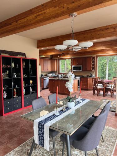 eine Küche und ein Esszimmer mit Tisch und Stühlen in der Unterkunft Malahat Fairyland Cottage in Malahat