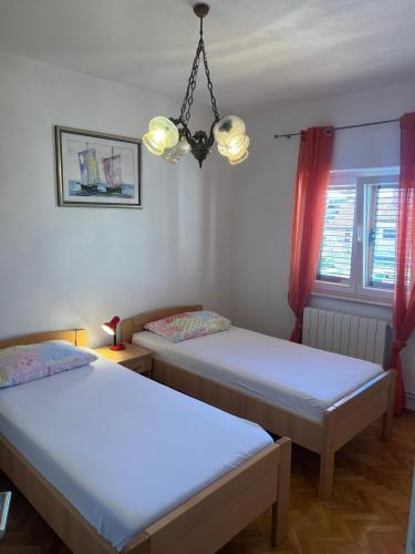 Apartments with parking space Supetar, Brac - 13165