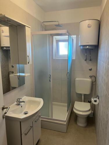 Apartments with parking space Supetar, Brac - 13165
