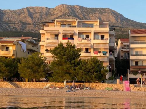 Apartments by the sea Tucepi, Makarska - 24873