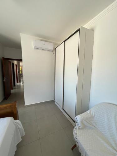 Katil atau katil-katil dalam bilik di Linda Casa with pool 5 minutes from the airport