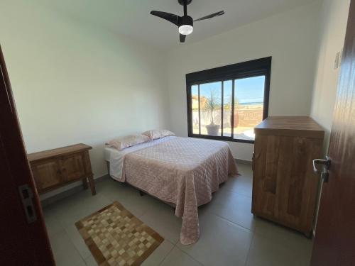 Katil atau katil-katil dalam bilik di Linda Casa with pool 5 minutes from the airport
