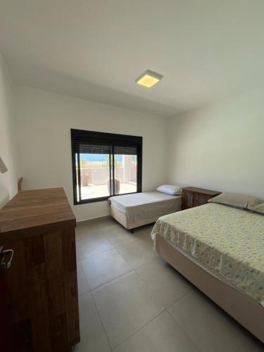 Katil atau katil-katil dalam bilik di Linda Casa with pool 5 minutes from the airport