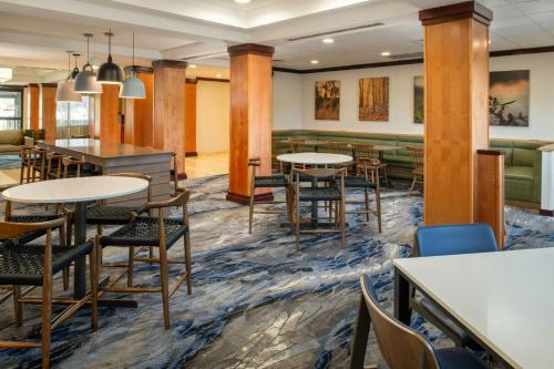 a restaurant with tables and chairs and a bar at Fairfield Inn & Suites Santa Maria in Santa Maria