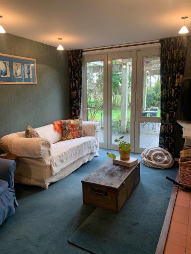 ein Wohnzimmer mit einer Couch und einem Couchtisch in der Unterkunft Cottonwood in Masterton