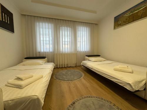 Postel nebo postele na pokoji v ubytování Luxury 3BDR Apartment in Center