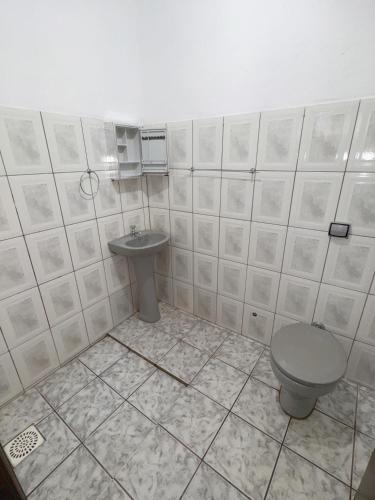 a bathroom with a toilet and a sink at Pousada JK in Pirenópolis