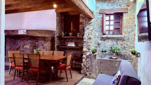 a dining room with a table and chairs and a tub at Tizapan 01 NEW 1BE&1BA in Mexico City