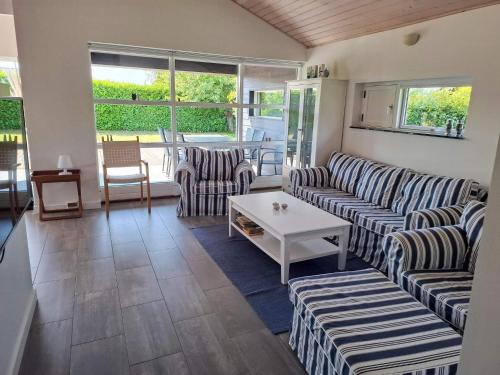 Posezení v ubytování 4 star holiday home in Karrebæksminde