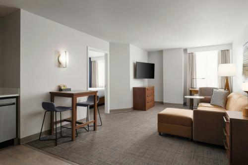 Телевизор и/или развлекательный центр в Residence Inn Atlanta Midtown 17th Street