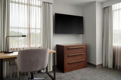 Телевизор и/или развлекательный центр в Residence Inn Atlanta Midtown 17th Street