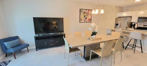 a kitchen and dining room with a table and chairs at Bungalow Tarvana #2 home in Port Isabel