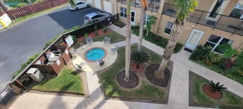 une vue aérienne d'une maison avec piscine dans l'établissement Surfside I #303 condo, à South Padre Island