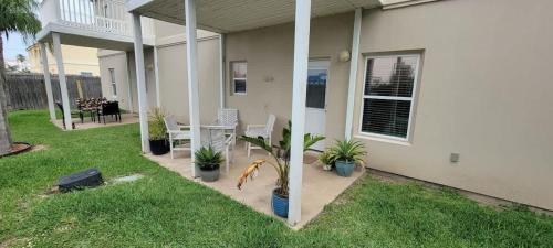 een veranda van een huis met een patio met planten bij Los Cabos I #3 condo in South Padre Island