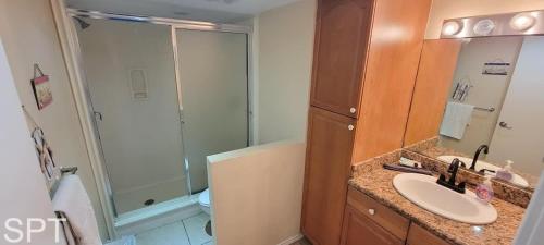Bilik mandi di Gulfpoint 1302 condo