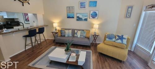 Ruang duduk di Gulfpoint 1302 condo