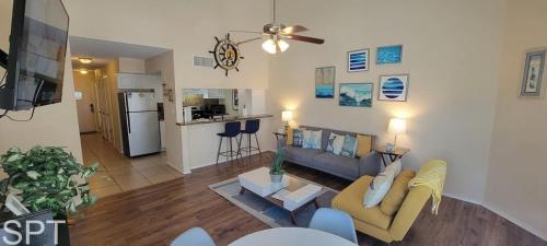 Dapur atau dapur kecil di Gulfpoint 1302 condo