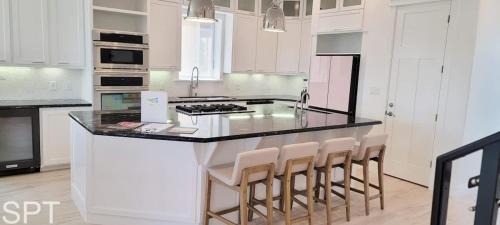 サウス・パドレ・アイランドにあるPadre Beach House homeのバースツール付きの島のあるキッチン