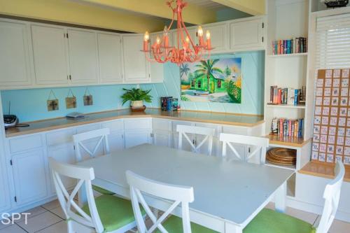 サウス・パドレ・アイランドにあるCaribbean Vibes House homeのキッチン(白いテーブル、白い椅子付)