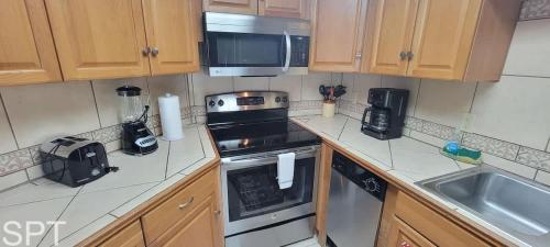 Dapur atau dapur kecil di Aquarius 408 condo