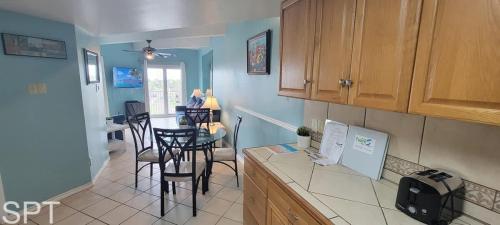 Dapur atau dapur kecil di Aquarius 408 condo