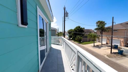 Balkoni atau teres di Blizzard's Lighthouse home