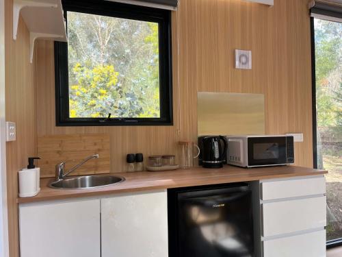 Una cocina o cocineta en Castlemaine Hideout by Tiny Away