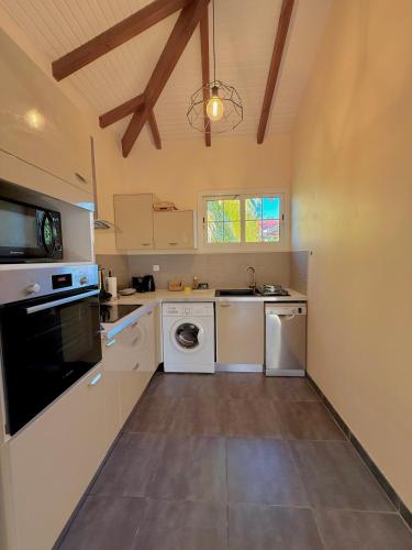 a kitchen with a washer and dryer at Villa LUGNA piscine privée in Le Vauclin